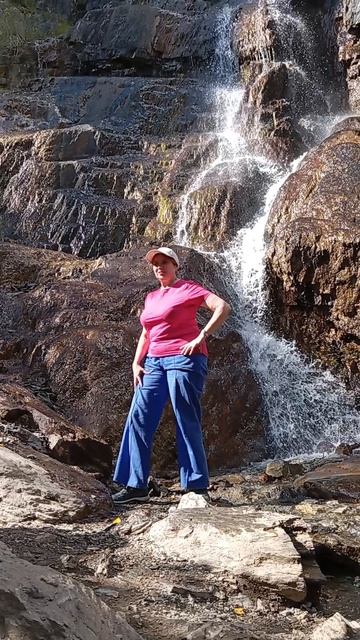 Туристка и водопад)