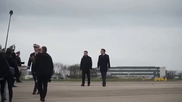 Зеленский прибыл в Париж за самолетами и ПВО, где его встретил Макрон