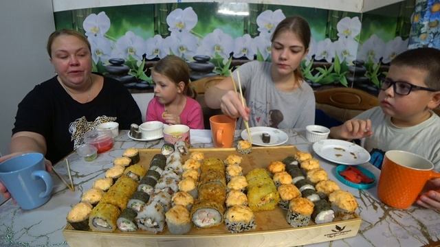 мукбанг накрутили домашних роллов