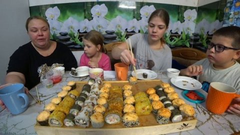 мукбанг накрутили домашних роллов