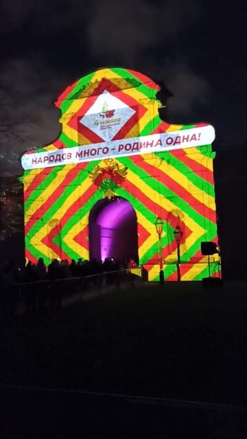 Продолжение светового шоу на Петровских воротах