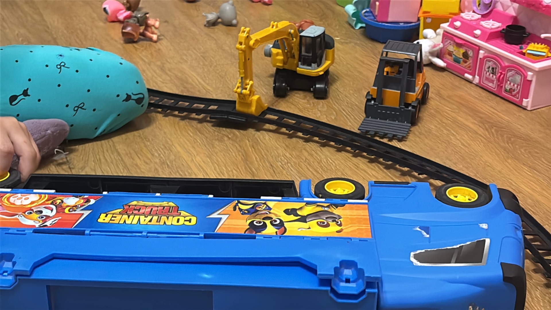 Лера автомеханик. Чиним машины