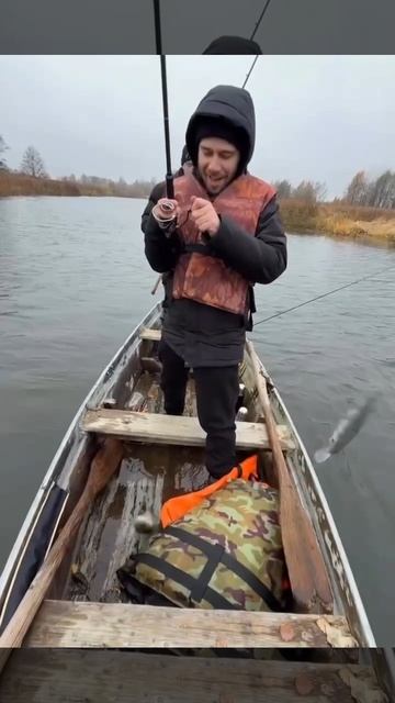 Рыбалка поздней осенью. Пацаны дубасят огромных щук с лодки!.