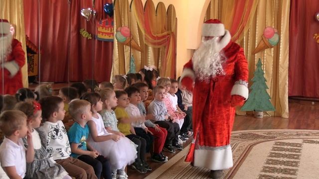 Дед Мороз принимает поздравления и подарки