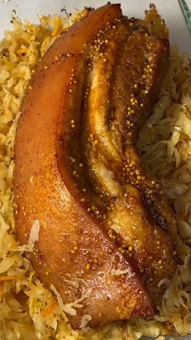 Свиная грудинка с квашеной капустой.В духовке.