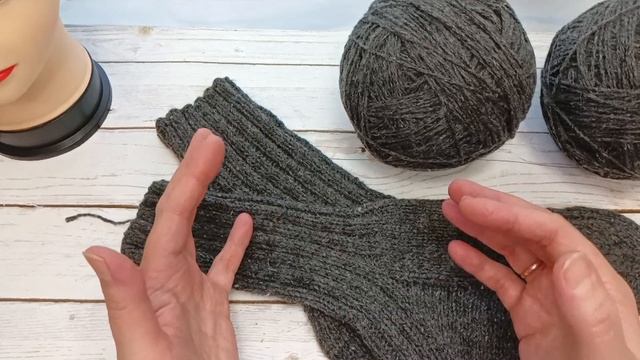 Связала носки и повязку.