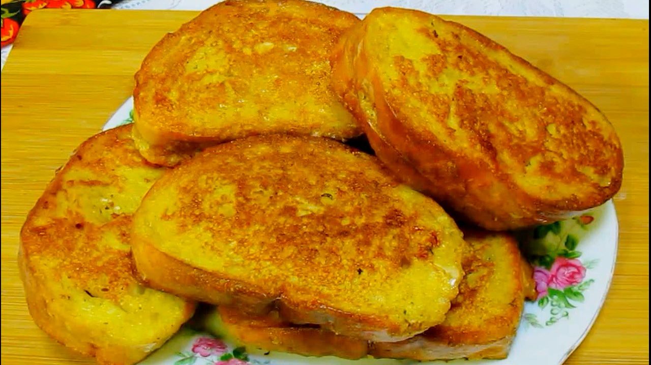 Быстрый и вкусный завтрак на столе.