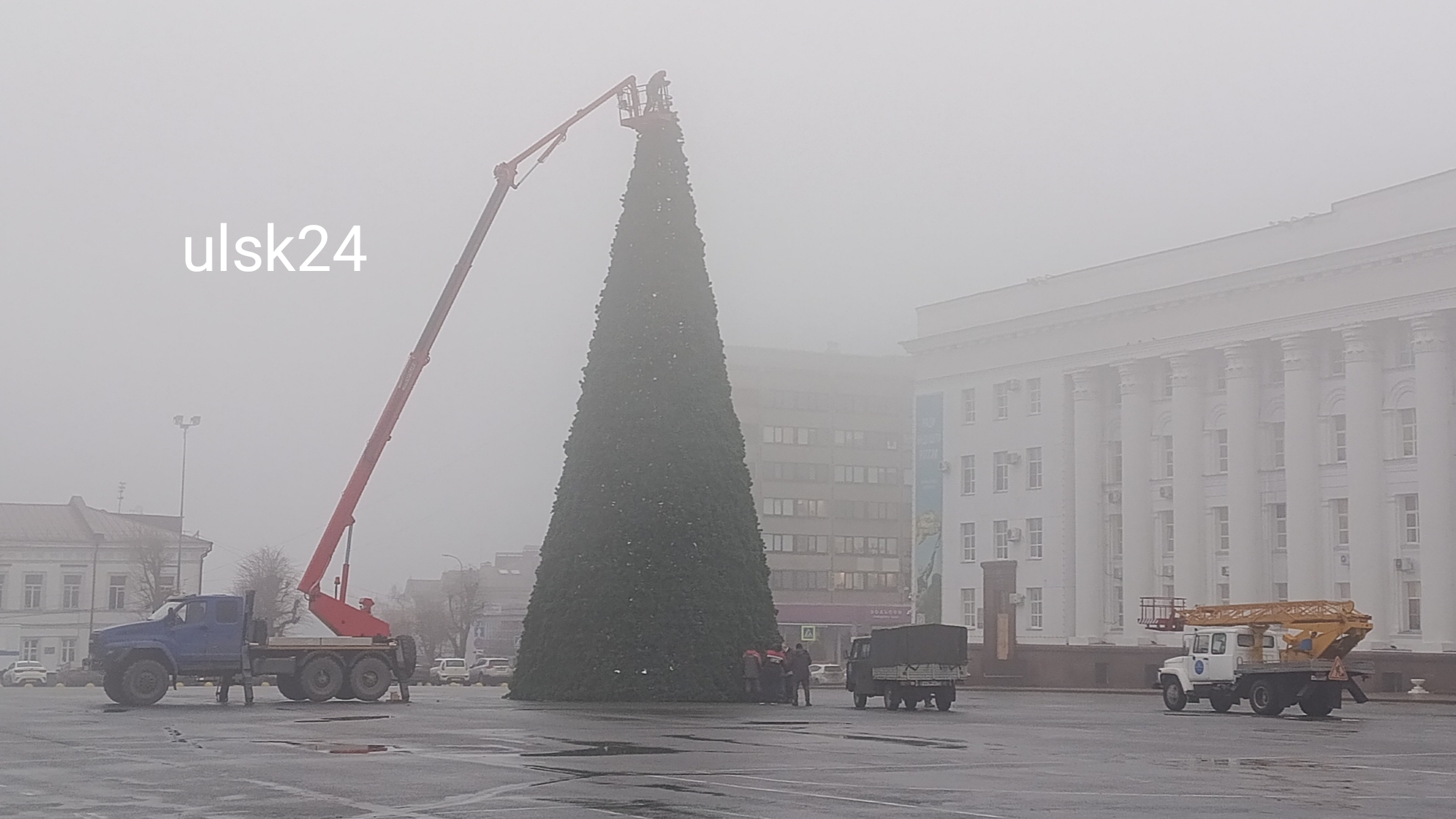 Главная ёлка города Ульяновска. Монтаж, украшение новогодней ёлки. Видео, 18 ноября 2025. Ульяновск