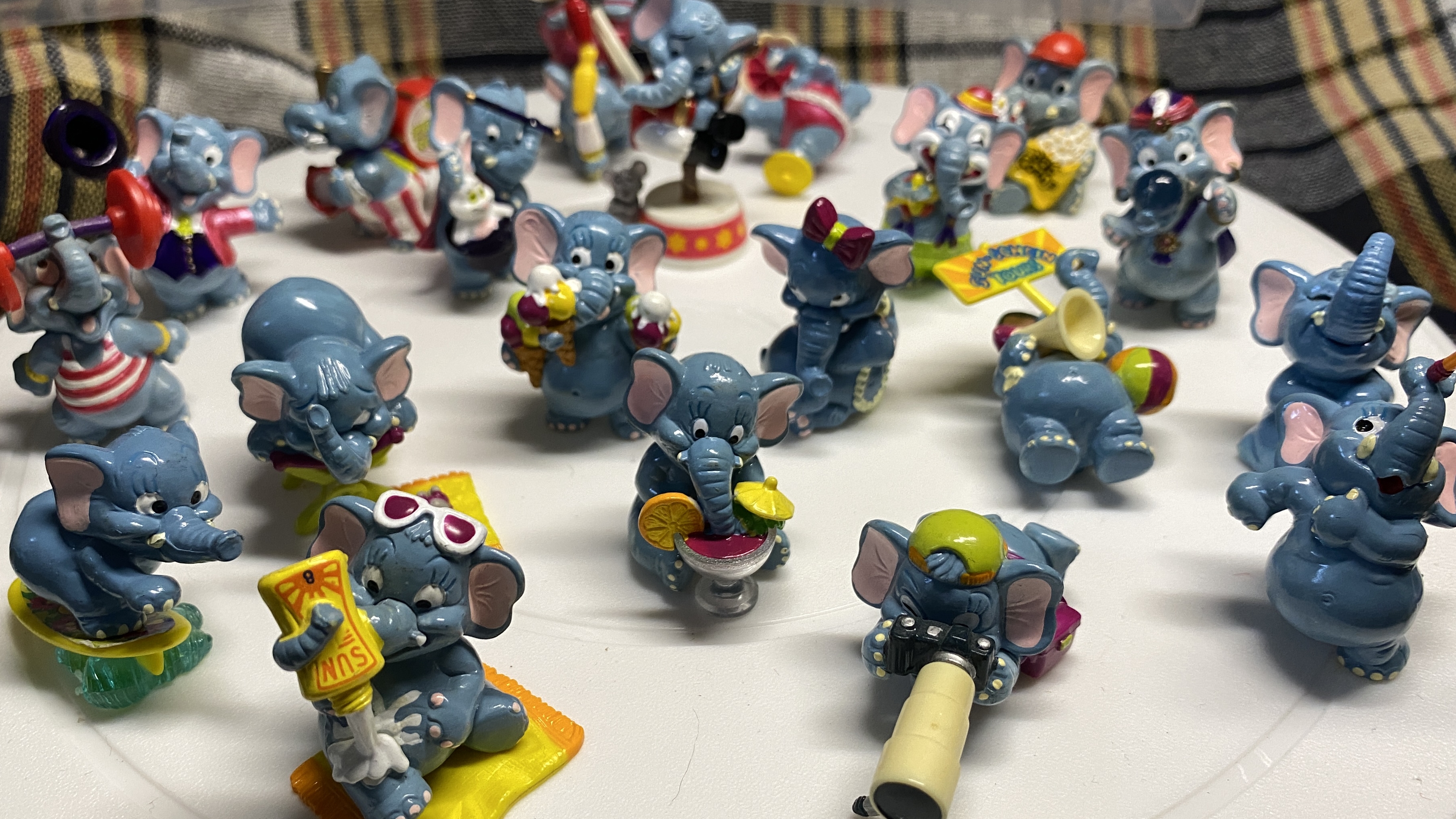 Слонов много не бывает. 42 серия. Киндер-слоники в цирке и на пляже.