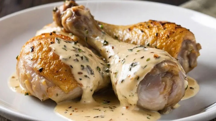 Ну и погода..Готовлю куриные голени в сметане.