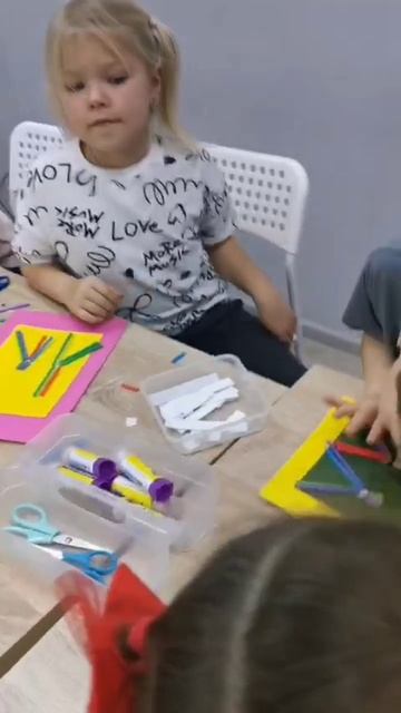 Продолжаем делать поделку из трубочек