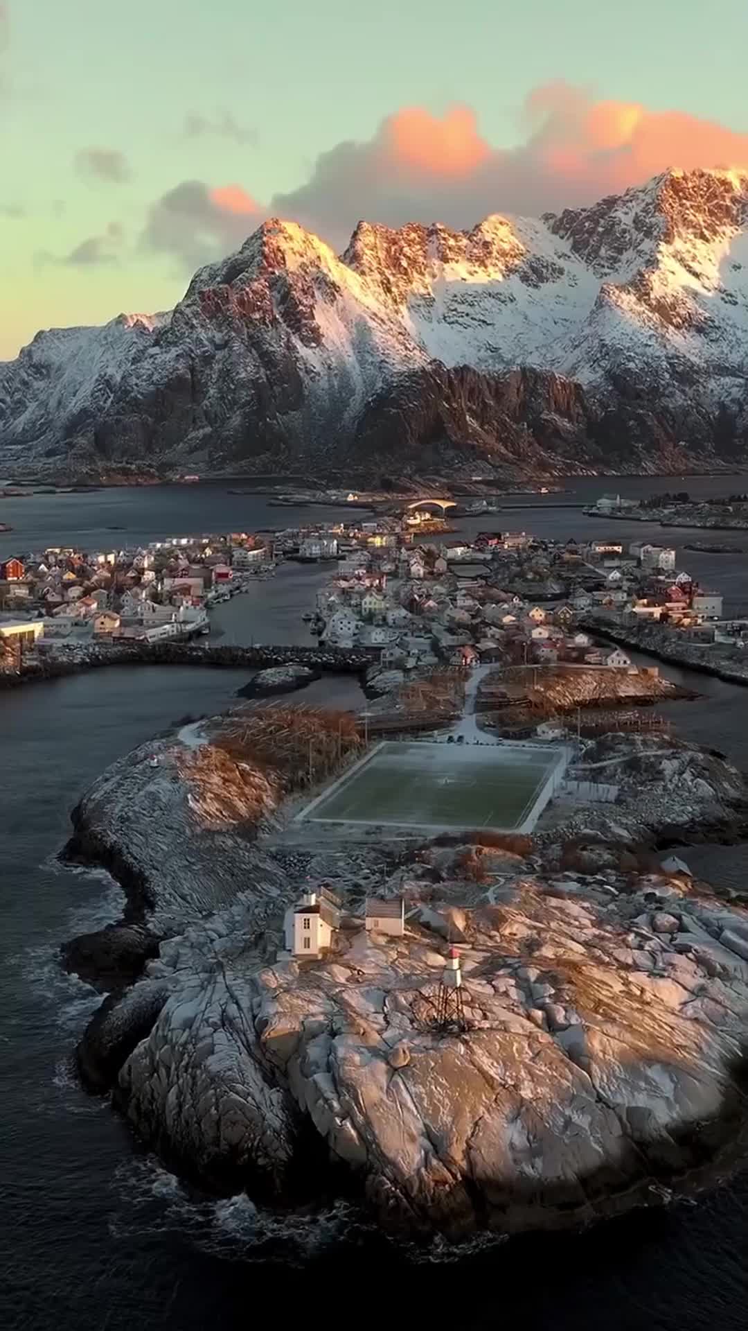 Лофотенские острова представляют собой прекрасный архипелаг в Норвегии, известный своими впечатля...