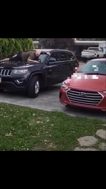 Рамазан защищает машину.