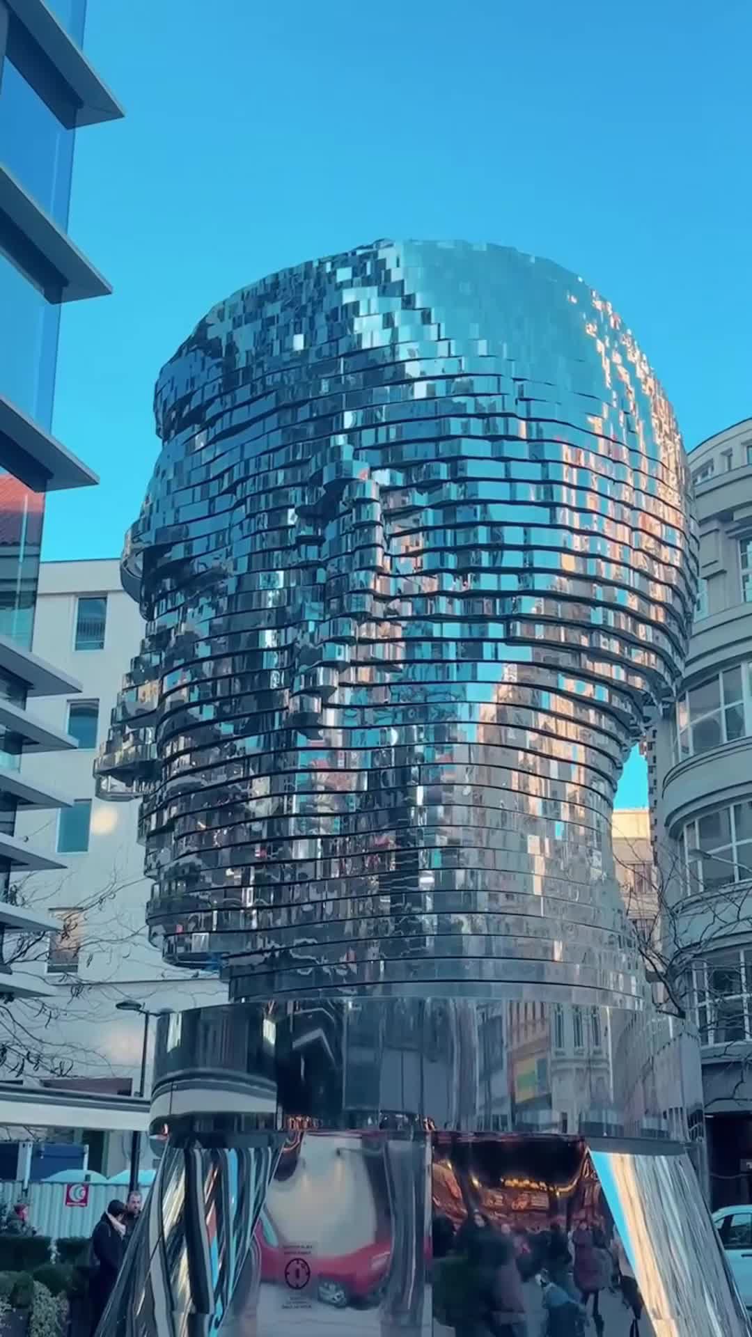 Скульптура в форме головы Франца Кафки, созданная Давидом Черни, представляет собой произведение ...