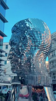 Скульптура в форме головы Франца Кафки, созданная Давидом Черни, представляет собой произведение ...