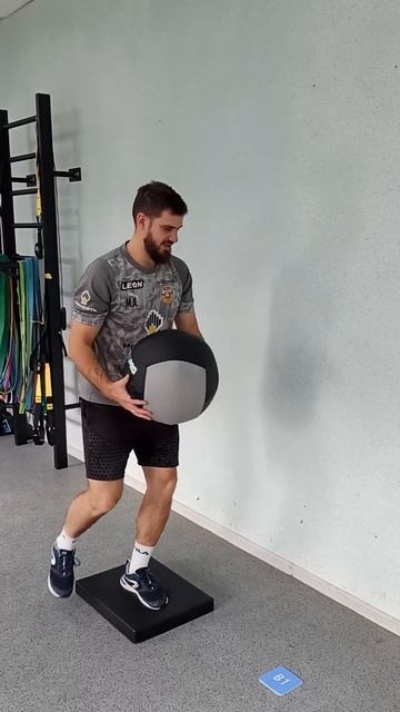 Баланс с броском медбола боком стоя на подушке