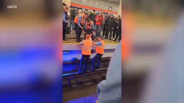 На станции "Полежаевская" женщина упала на пути перед поездом