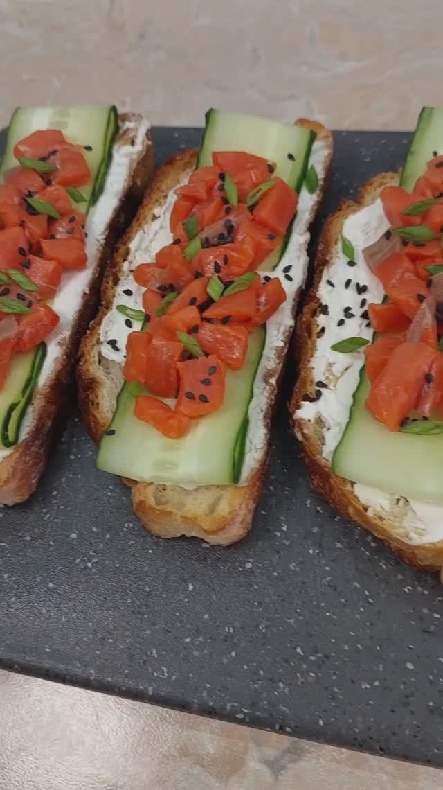 Брускетта с красной рыбой и творожным сыром