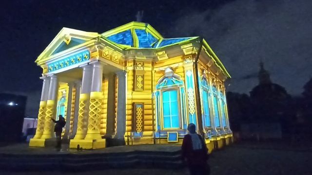 Снова Ботный домик стьал волшебной световой шкатулкой, похожей на русскую избу.