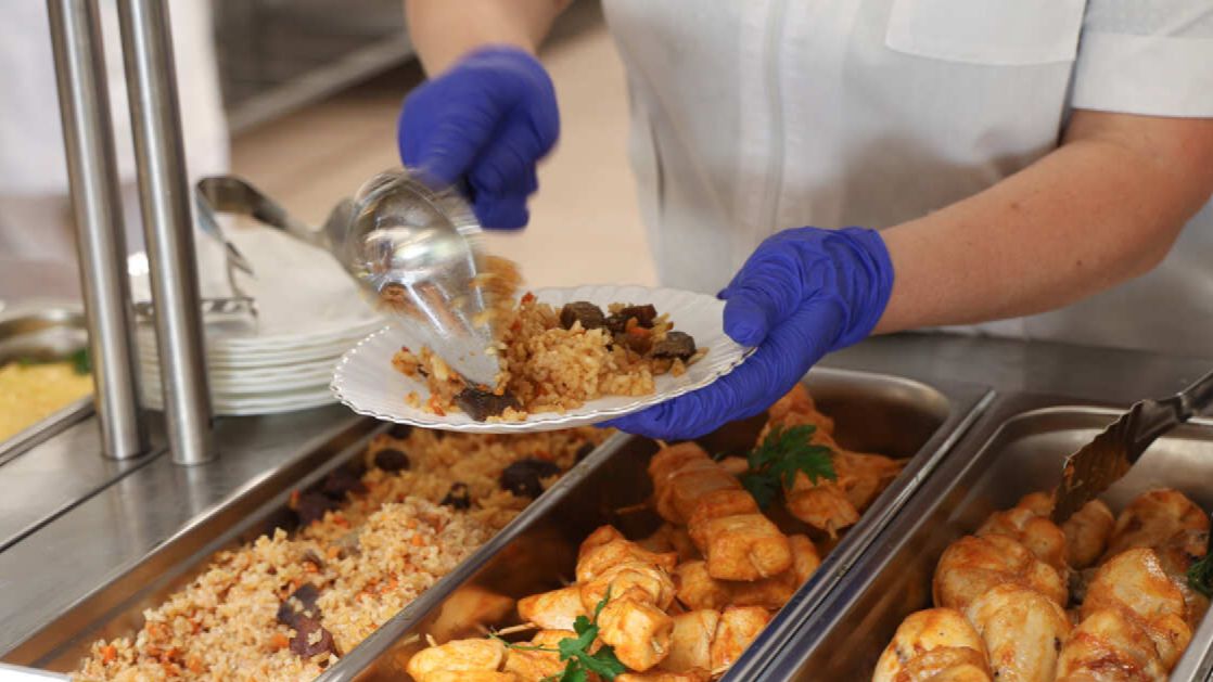 18 человек отравились в столовой колледжа в Сургуте