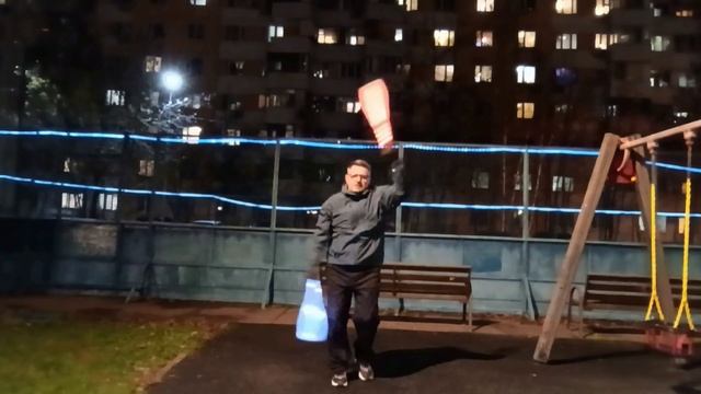 Вечерние упражнения со светящимися булавами (18)