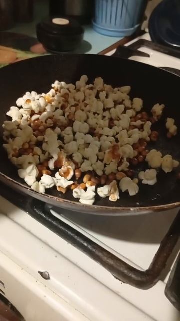жарим попкорн на сковородке