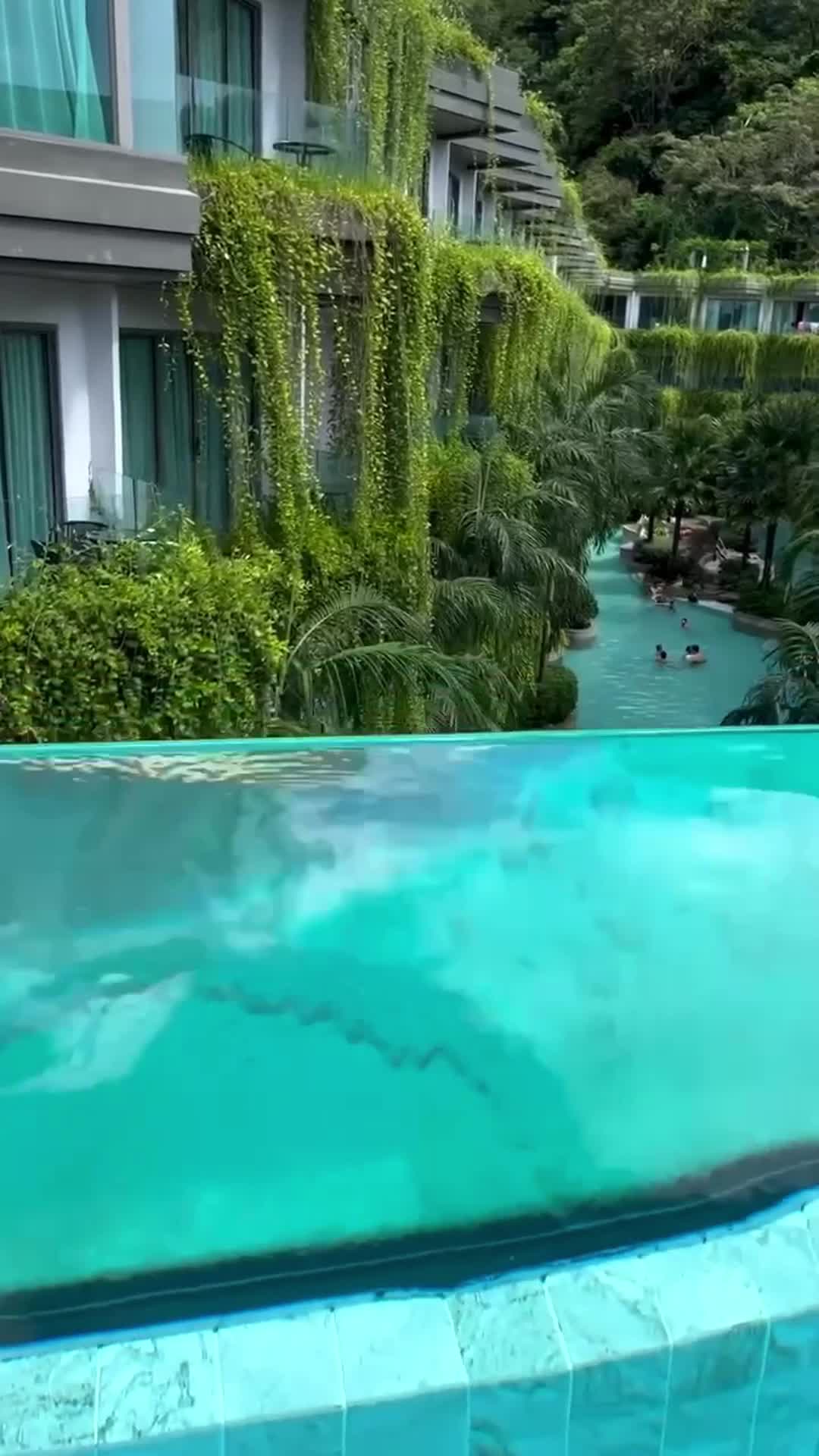 Отель на Пхукете привлекает внимание своей уникальной лагуной, где гости могут насладиться плаван...