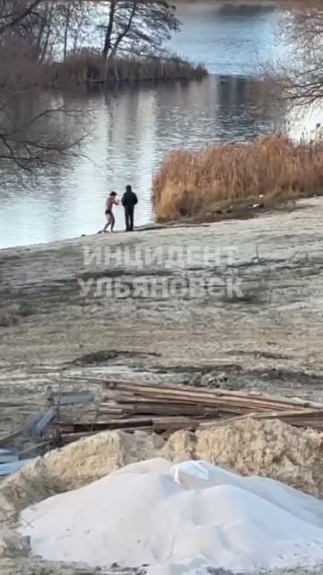 Горячий ульяновский парень сегодня попробовал свияжскую водичку наощупь.  Красавчик, в здоровом теле