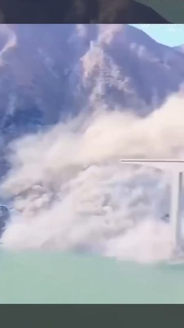 Автомобильный мост рухнул на юго-западе Китая. Несколько опор и дорога сложились и подняли...