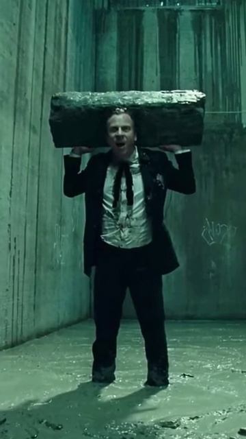 Он шепнул мне код