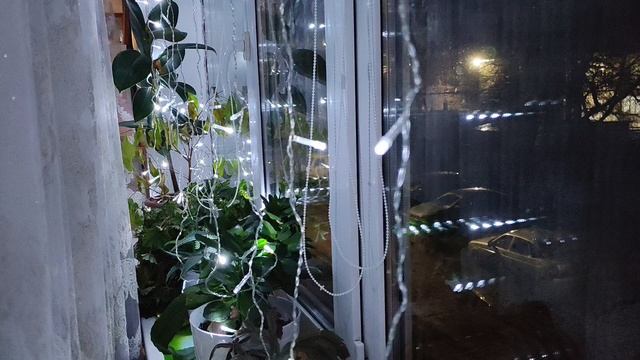 20-11-2025 гирлянда на окне к новому году
