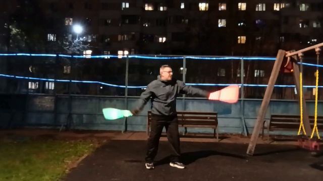 Вечерние упражнения со светящимися булавами (16)