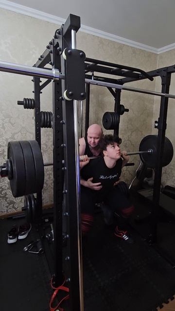 Глубокий присед со штангой в стиле сумо