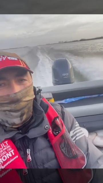 Пацаны поймали огромную рыбу и едут домой!..