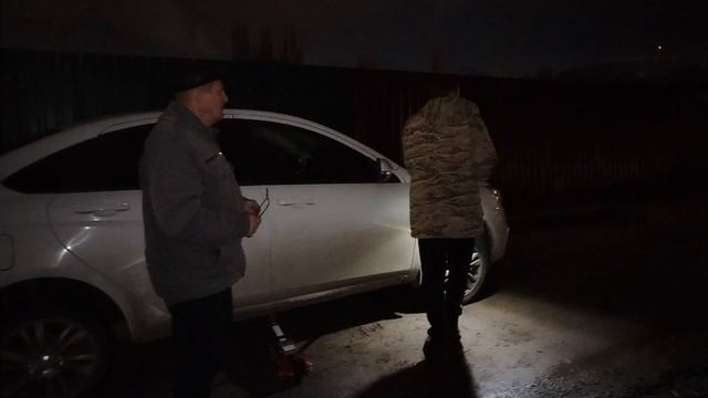 меняю колёса у моей мамы на машине