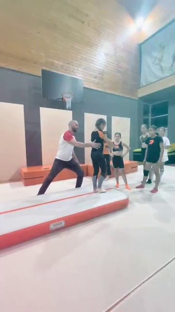 Акробатика с любимым тренером ❤🔥 #спорт #акробатика #прыжки #сальто #тренер #чирбелка #дашабелка