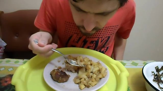 ОБЖОР ЖАРЕНЫЙ КАРТОФЕЛЬ С МЯСНЫМИ БИТОЧКАМИ И МОРСКОЙ КАПУСТОЙ