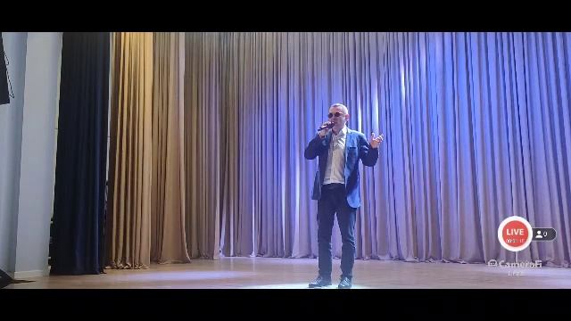 «Лучший город земли» — композитор Арно Бабаджанян (музыка) и поэт Леонид Дербенёв (слова)