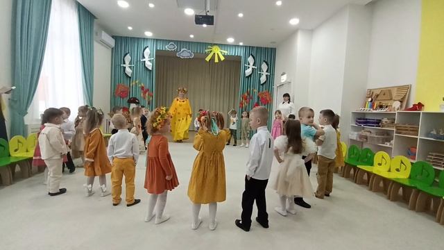 Осенние мотивы. Праздник в средней группе №10