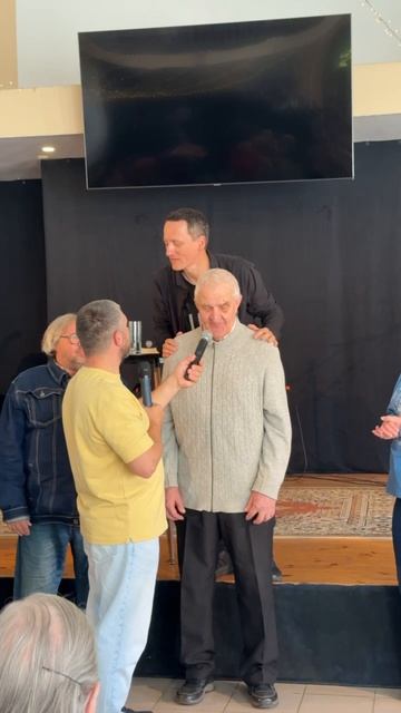 Этот мужчина 2 года был абсолютно глухим!
Иисус освободил его от глухого духа🔥👍