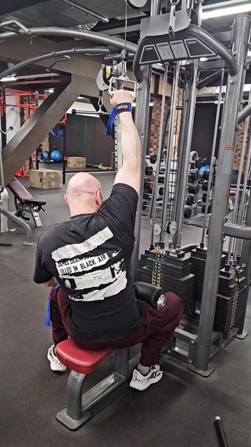 Вертикальная тяга 125 кг одной рукой