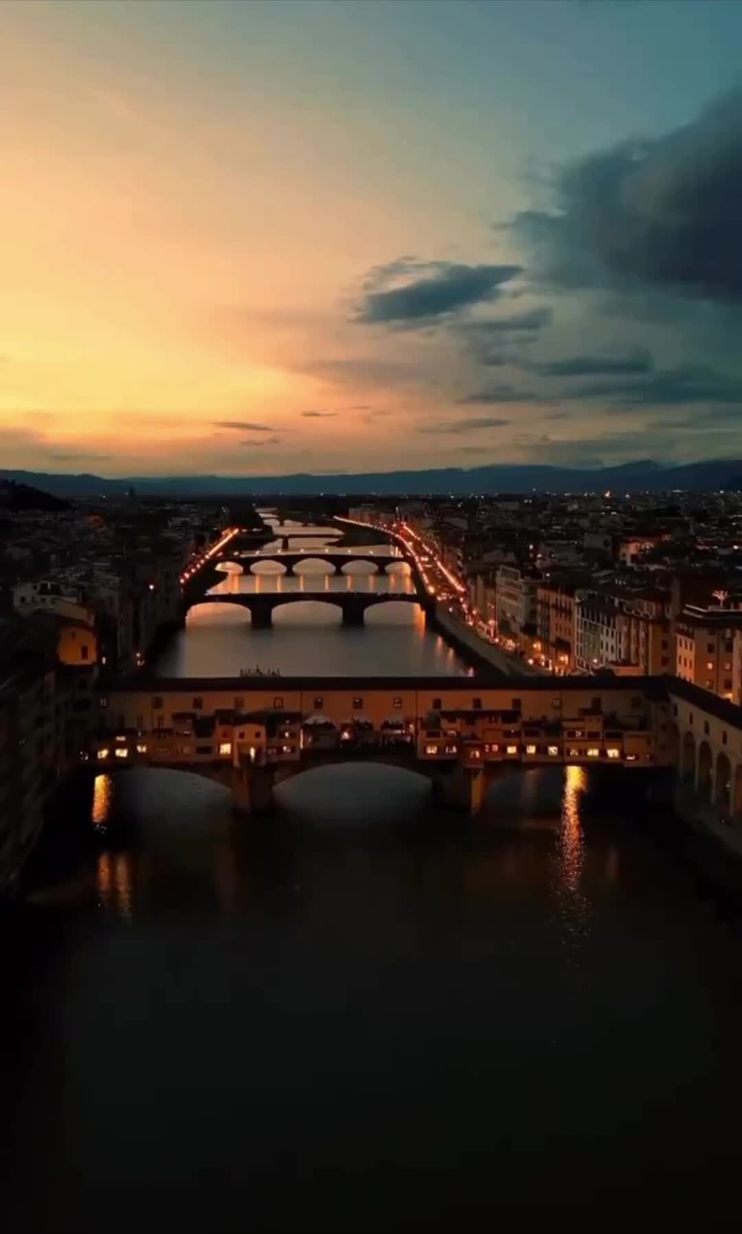 На Понте Веккью во Флоренции можно увидеть дома, стоящие на мосту, создавая уникальный архитектур...