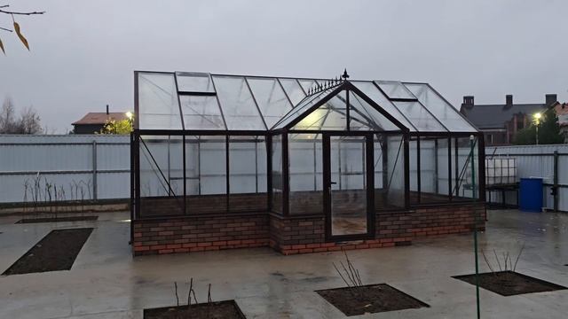 Стеклянная теплица с тамбуром ГринериЛайф Т-Синьор 27 на цокольной стенке