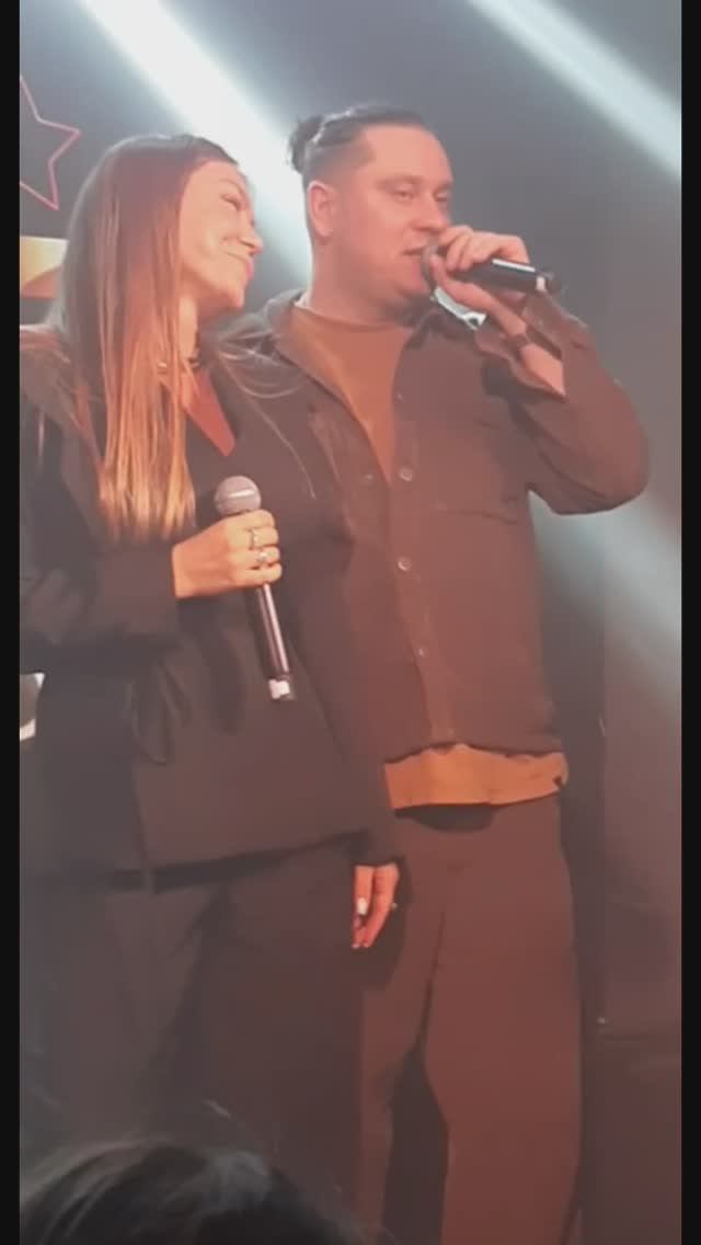 Легендарная певица Акула вышла на сцену после рождения ребёнка