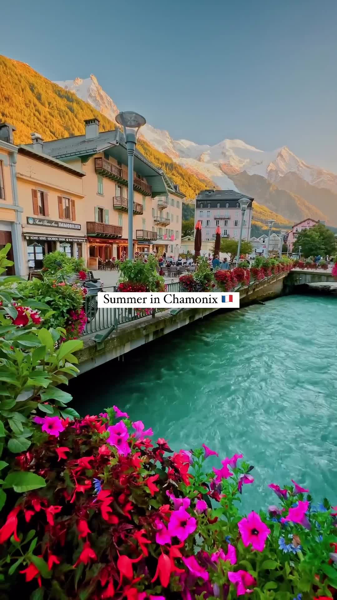 Шамони - жемчужина Французских Альп. Этот курорт является центром популярного горнолыжного регион...