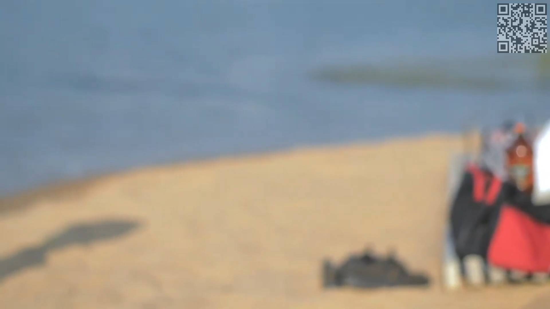 Девушка в шортах ходит по песчаному пляжу . Эротика Girl in a Swimsuit in the Water,