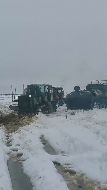 Гусеничный трактор Т-150 провалился в яму.