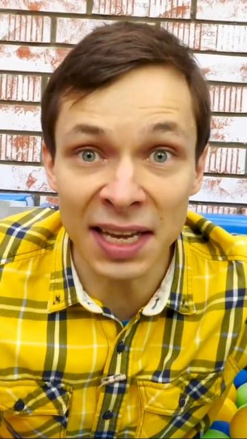 Тревога в бассейне с шариками! Кто осмелился напасть на Железного человека? #игрушки #длядетей