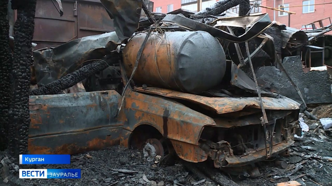 Воскресный пожар в доме № 11 на Профсоюзной в Кургане оставил без крова две семьи