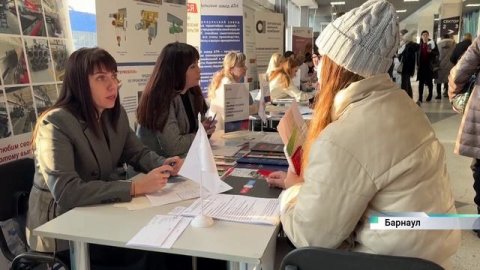В Барнауле осенняя ярмарка трудоустройства прошла в «Титов-Арене»
